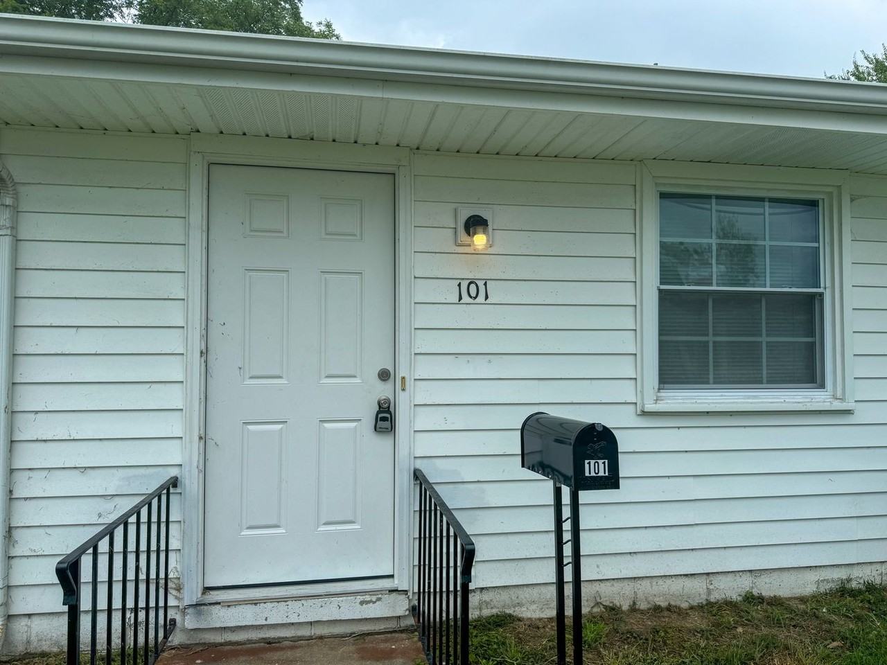 101 Lyons Ave - Photo 2 of 12