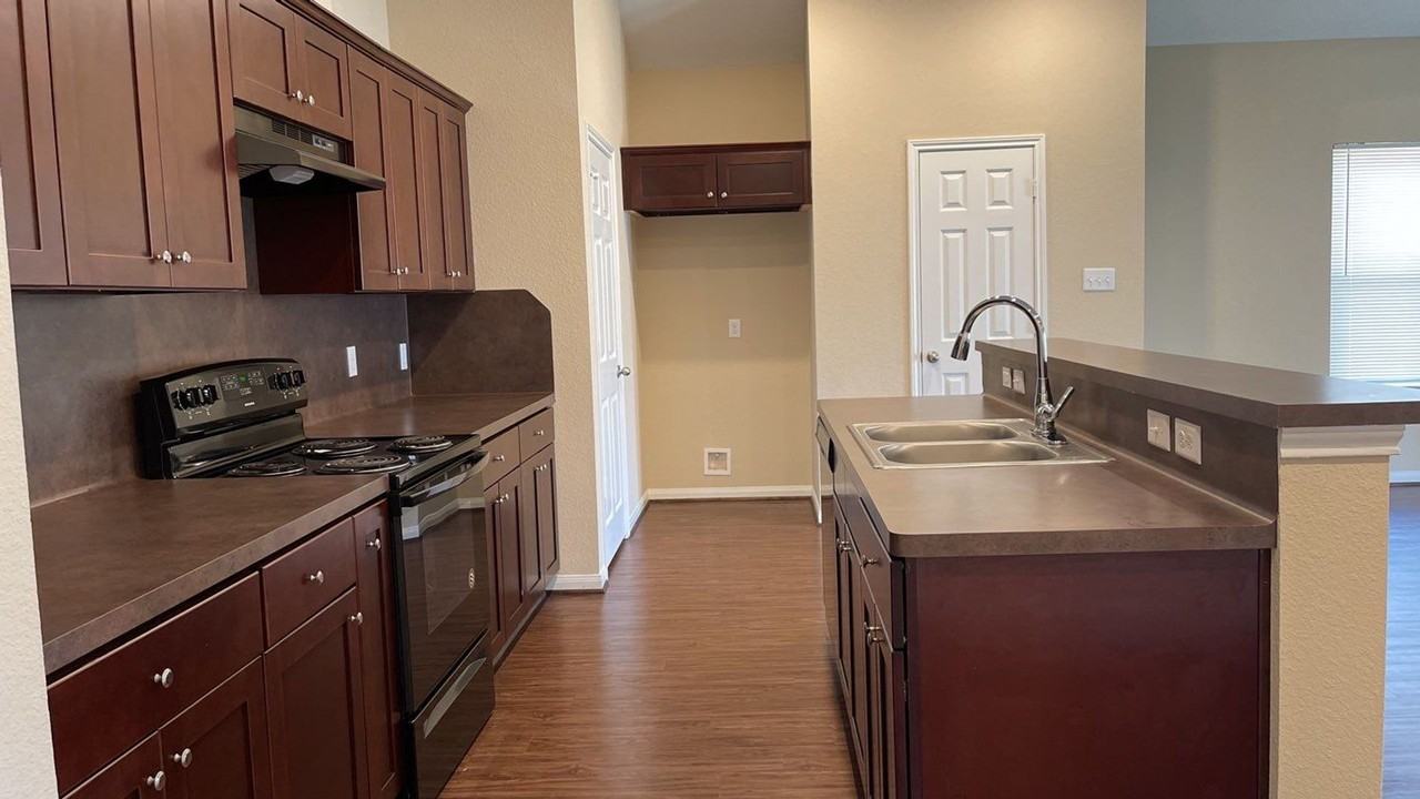 8017 Charlesmont St - Photo 5 of 35