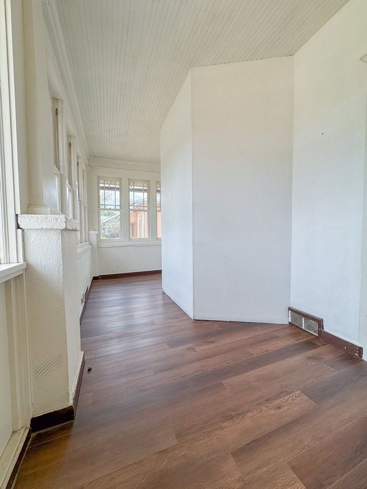 704 Illinois St - Photo 2 of 30