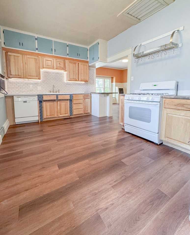 704 Illinois St - Photo 5 of 30