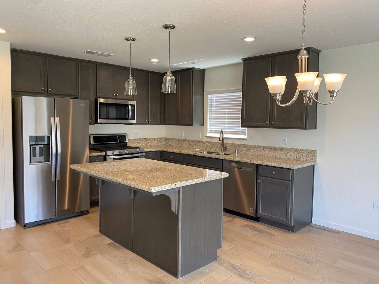 1975 W Escher Dr - Photo 4 of 17