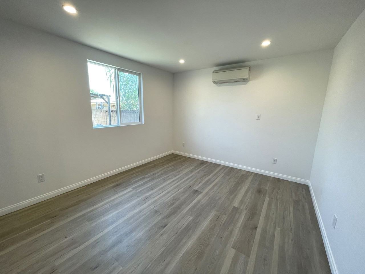 14533 Lyle St - Photo 4 of 17