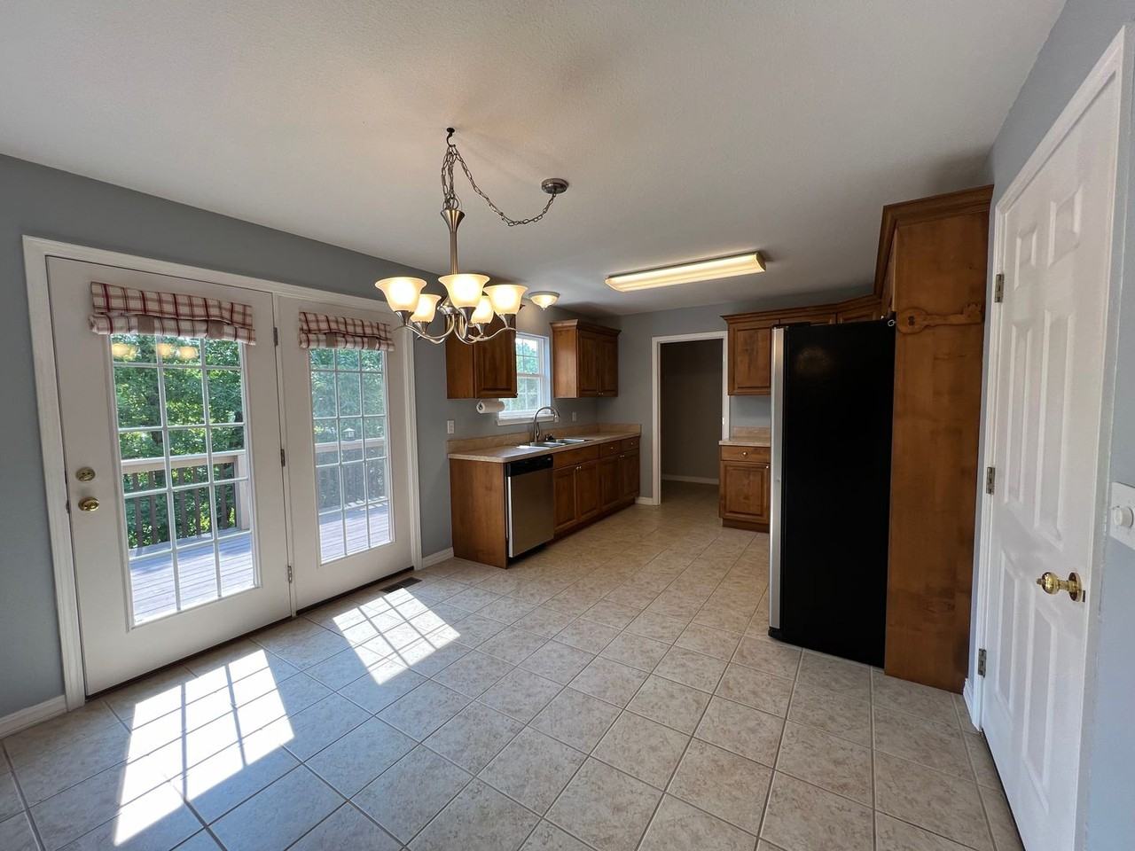 215 Tyler St - Photo 3 of 36