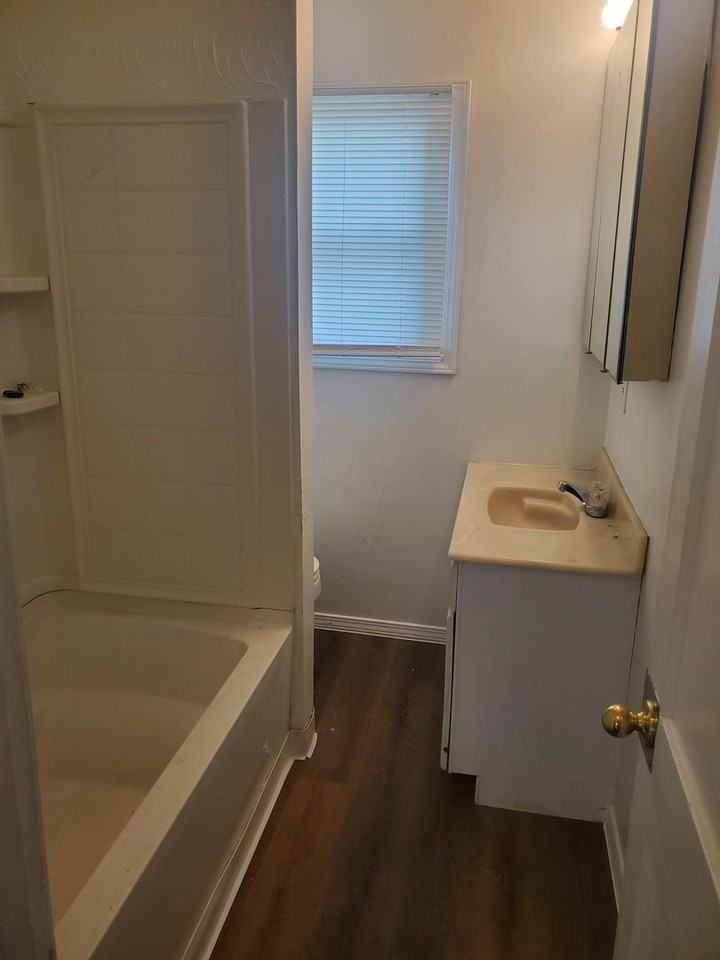 421 S Vassar St - Photo 5 of 9