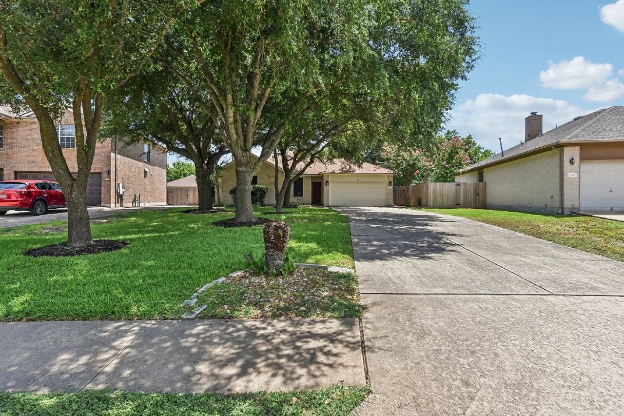 1633 Jerusalem Dr - Photo 3 of 41