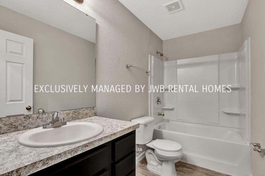 325 Woodlawn Ave - Photo 2 of 8