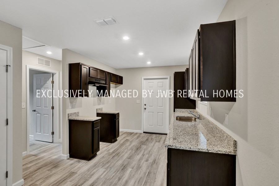 325 Woodlawn Ave - Photo 3 of 8