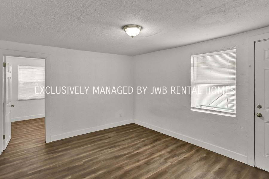 1334 Barnett St - Photo 2 of 6