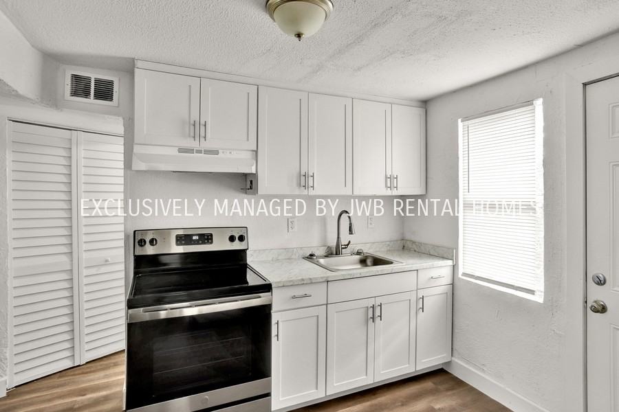 1334 Barnett St - Photo 3 of 6