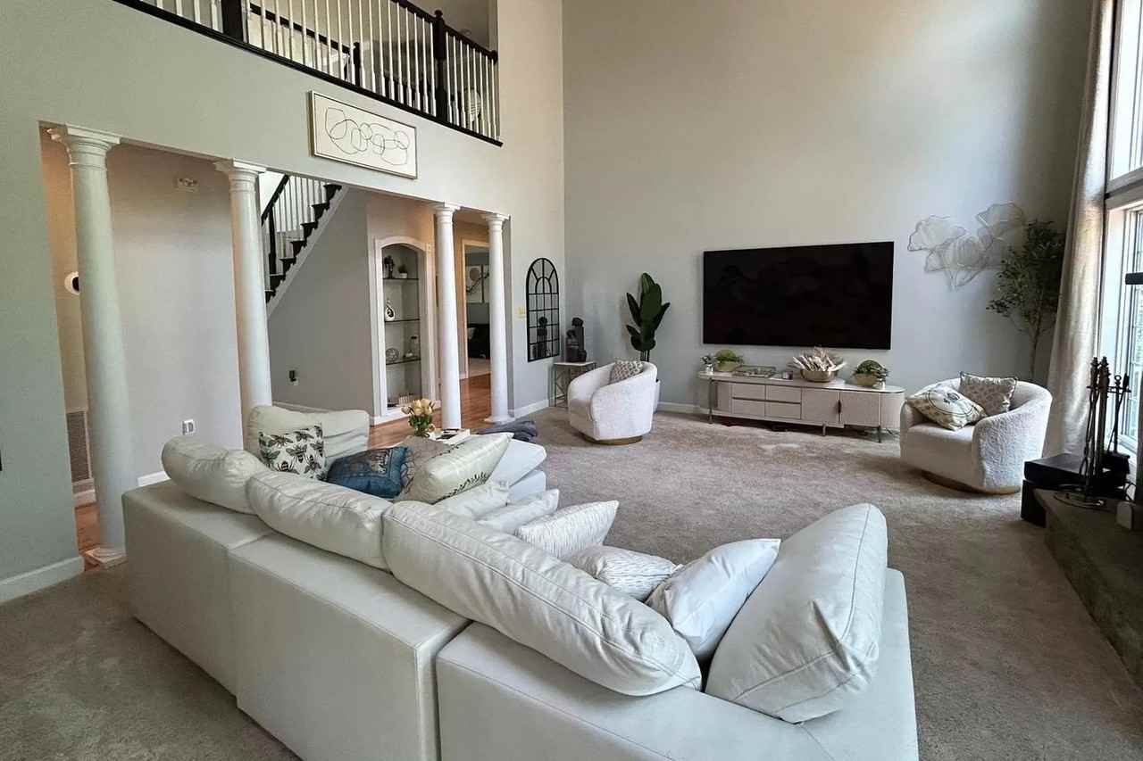 8064 Hunterbrooke Ln - Photo 2 of 29