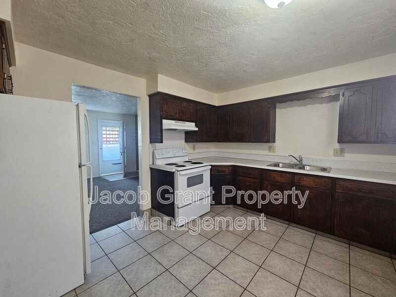 1335 Elizabeth Cir #4 - Photo 3 of 7