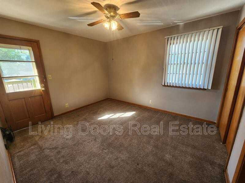 1027 Garfield St - Photo 4 of 8