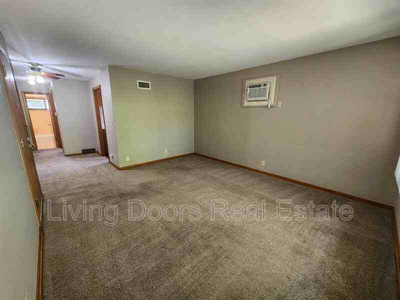 1027 Garfield St - Photo 3 of 8