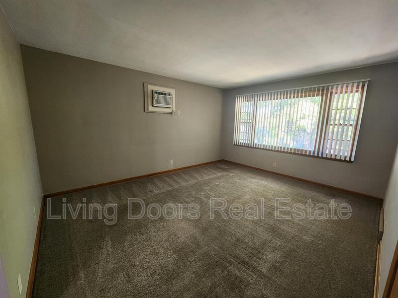 1027 Garfield St - Photo 5 of 8