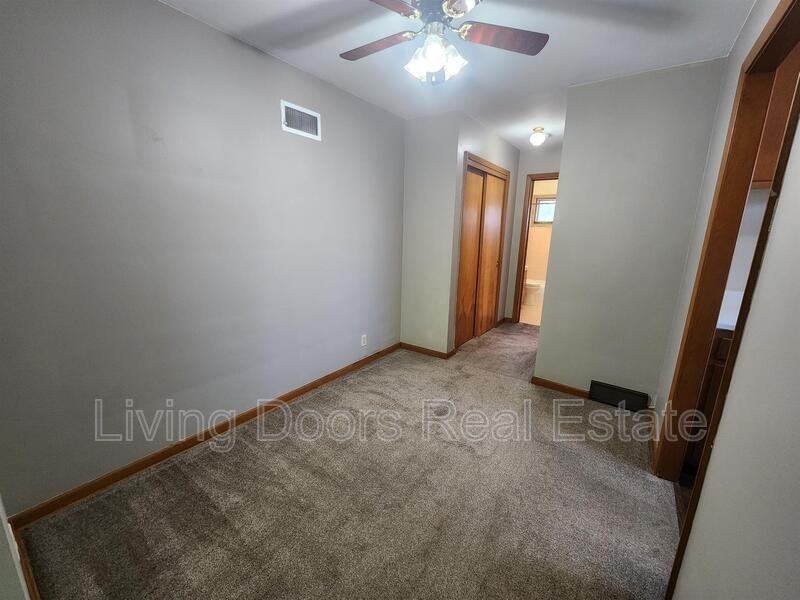 1027 Garfield St - Photo 6 of 8