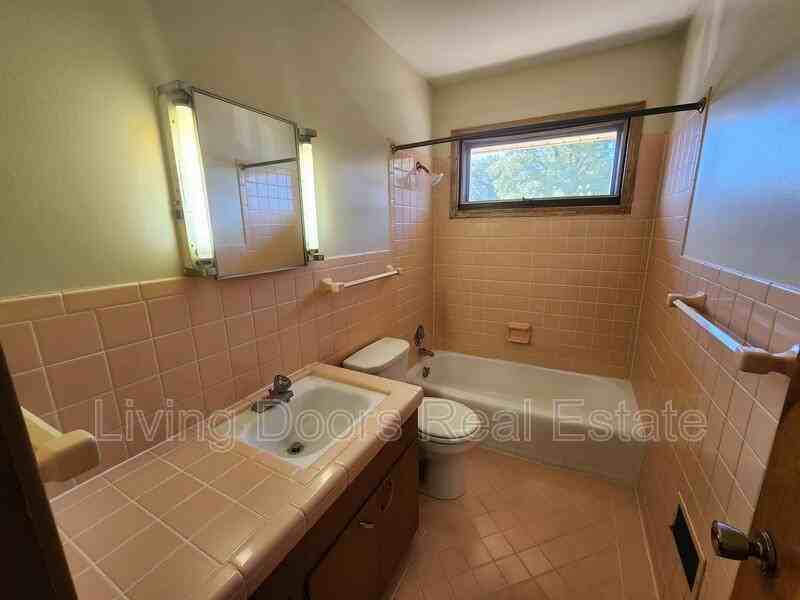 1027 Garfield St - Photo 7 of 8