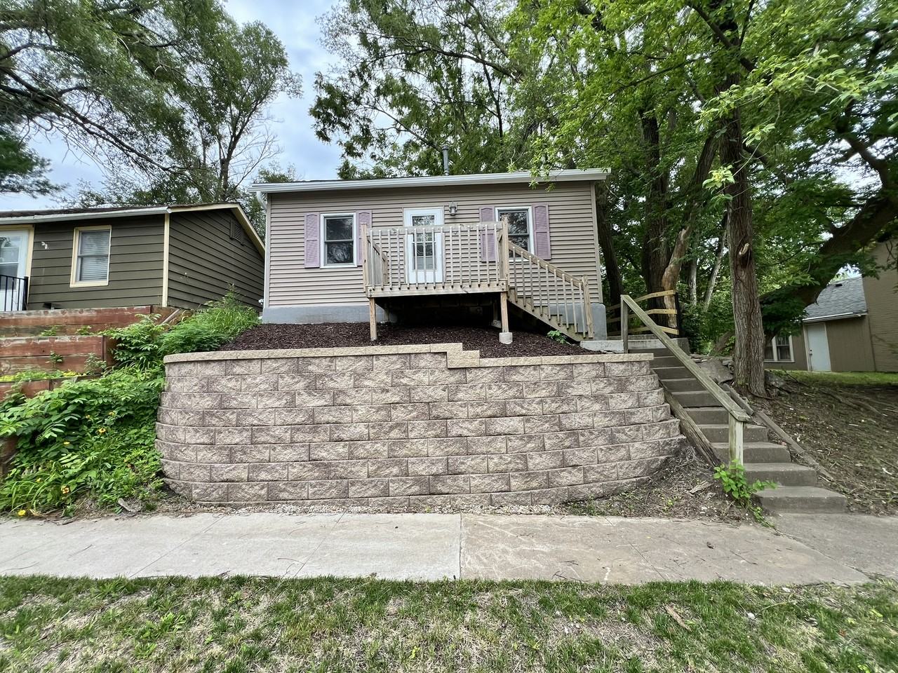 704 W 8th St - Photo 2 of 10