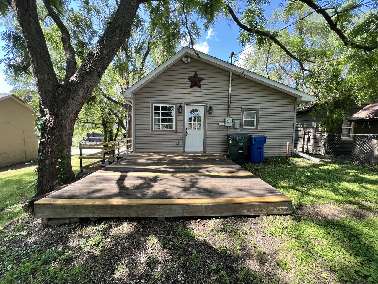 704 W 8th St - Photo 3 of 10