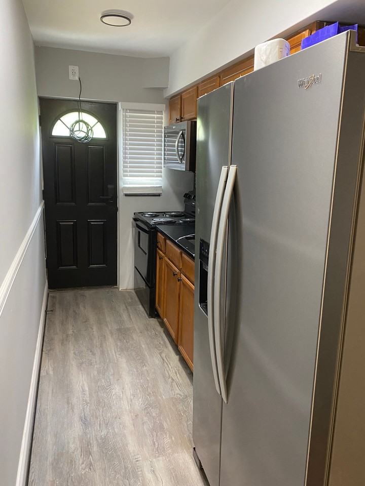 2848 Edgecombe Circle South - Photo 3 of 9