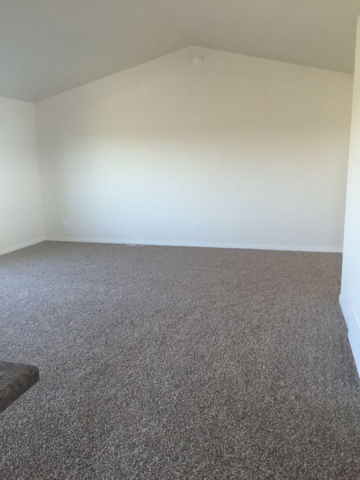 926 29th Ave W - Photo 3 of 4