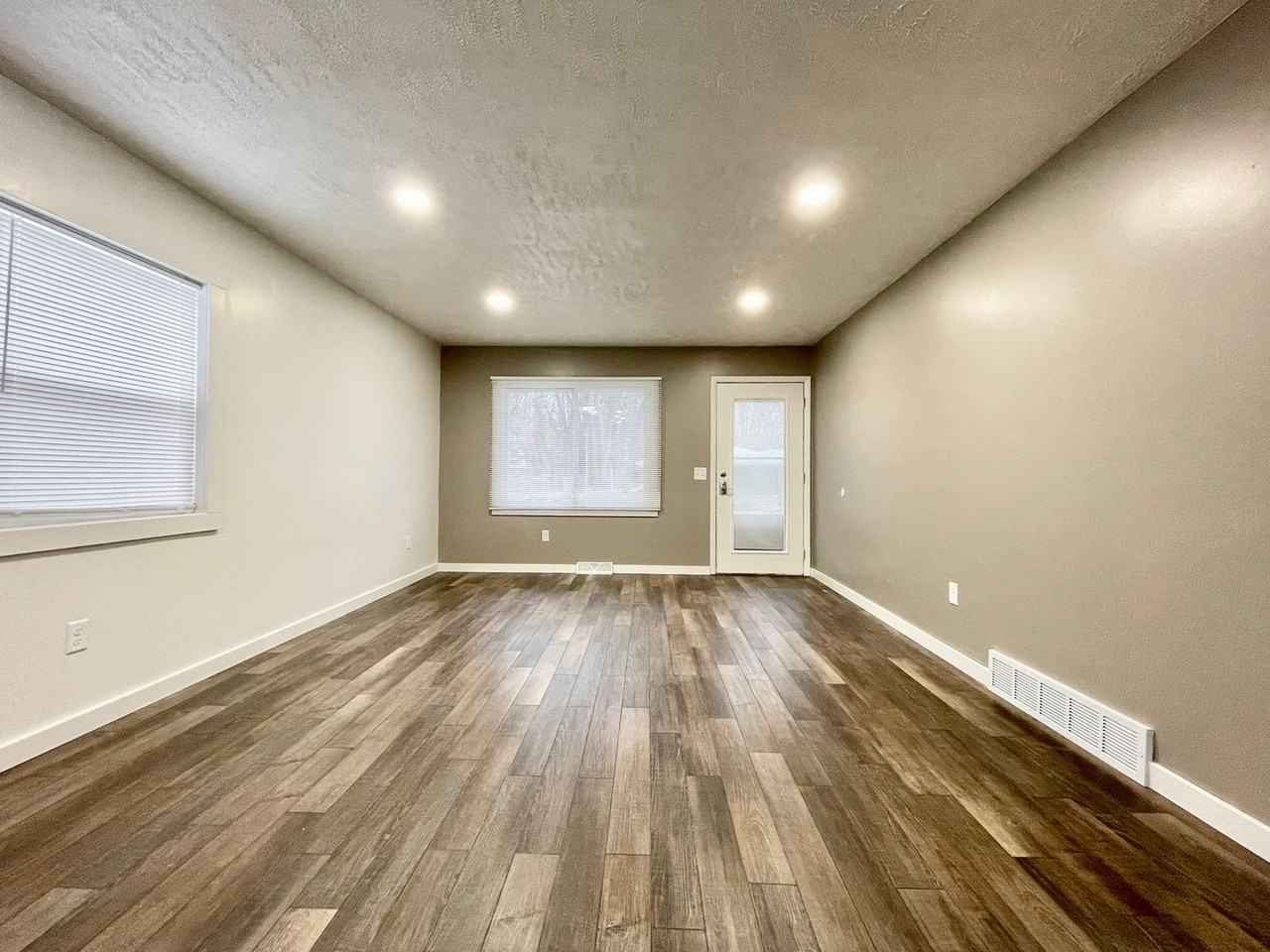 Union Avenue SE - 6749-6751 - Photo 3 of 19