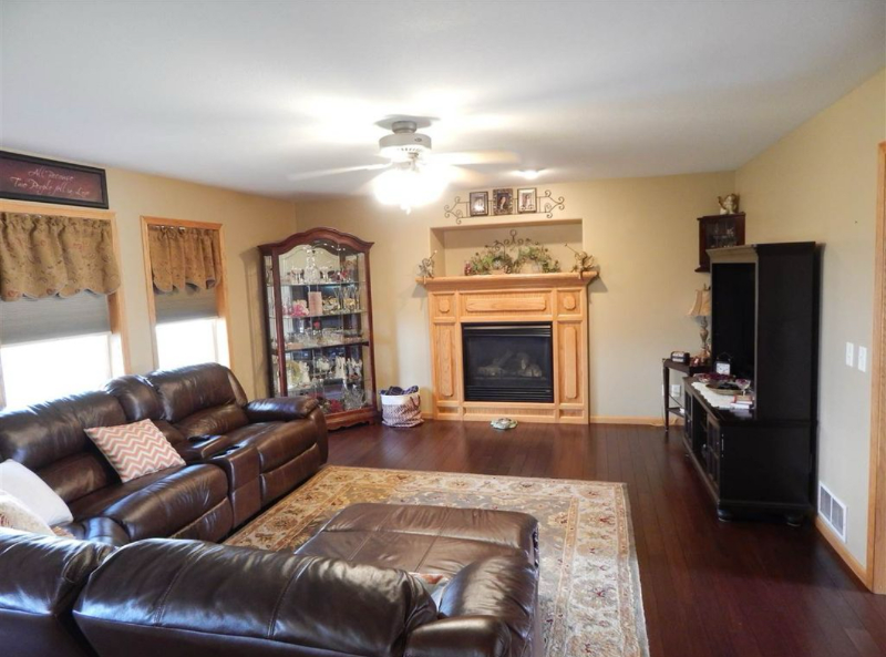 1185 Glendale Ln - Photo 2 of 16