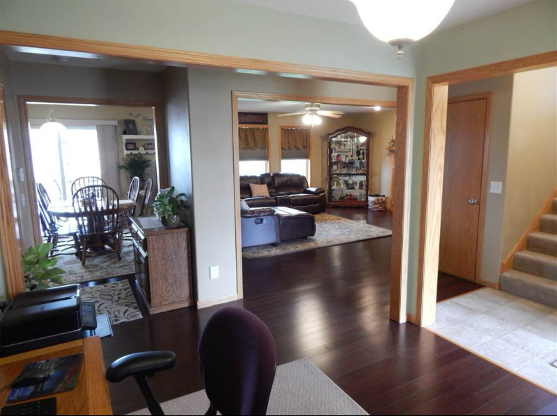 1185 Glendale Ln - Photo 3 of 16