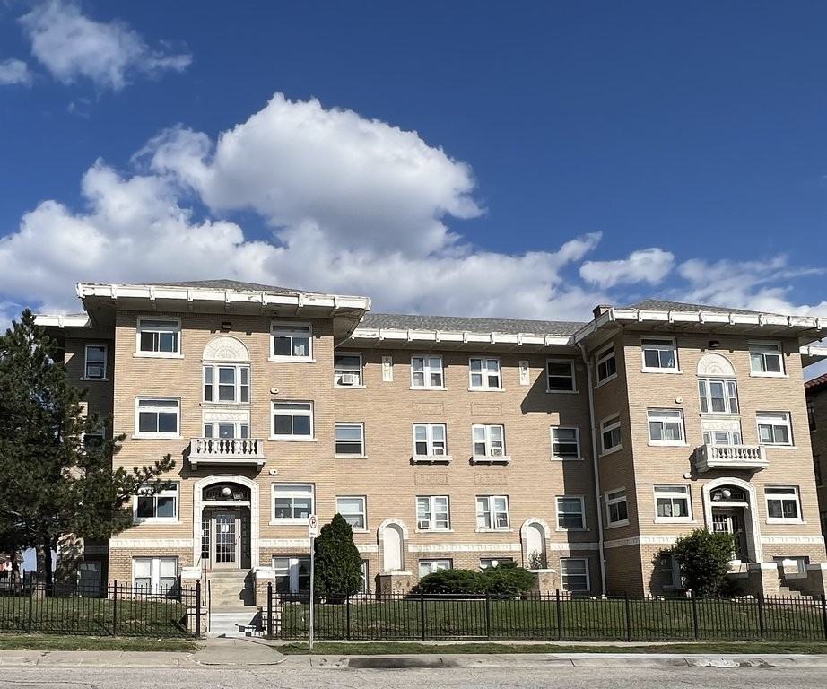 Elwood - Photo 7 of 9