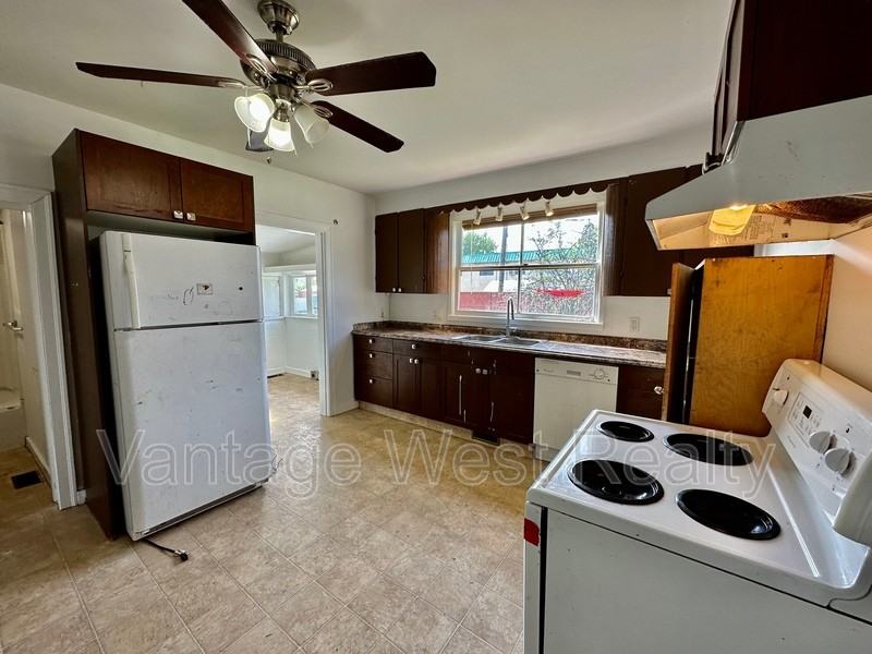 515 Rutland Rd N - Photo 3 of 29