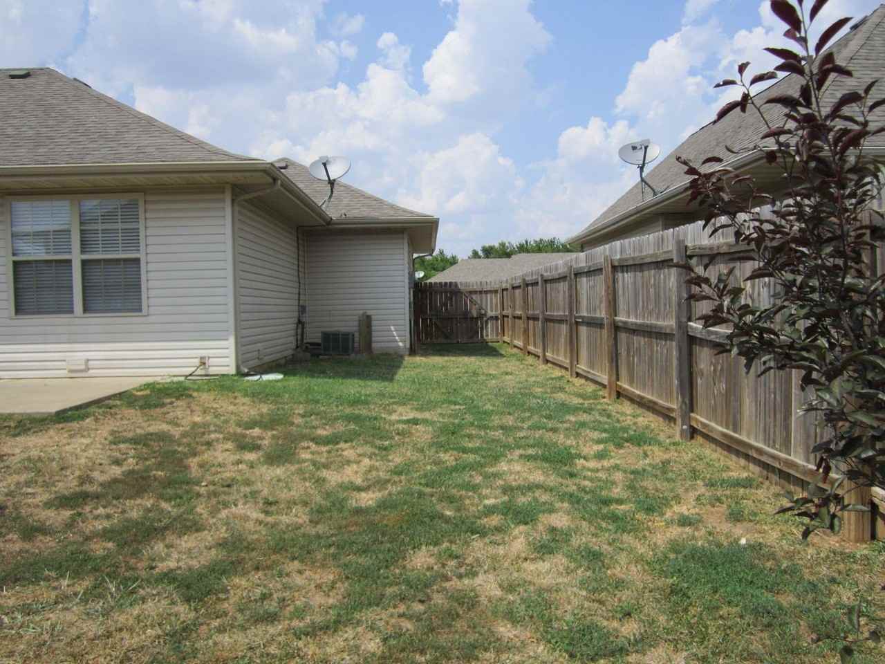 412 E Denton Cir - Photo 3 of 20