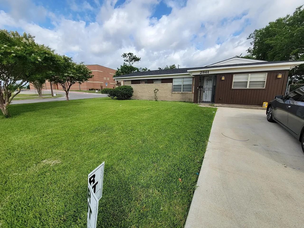 2861 Maple Dr - Photo 3 of 18