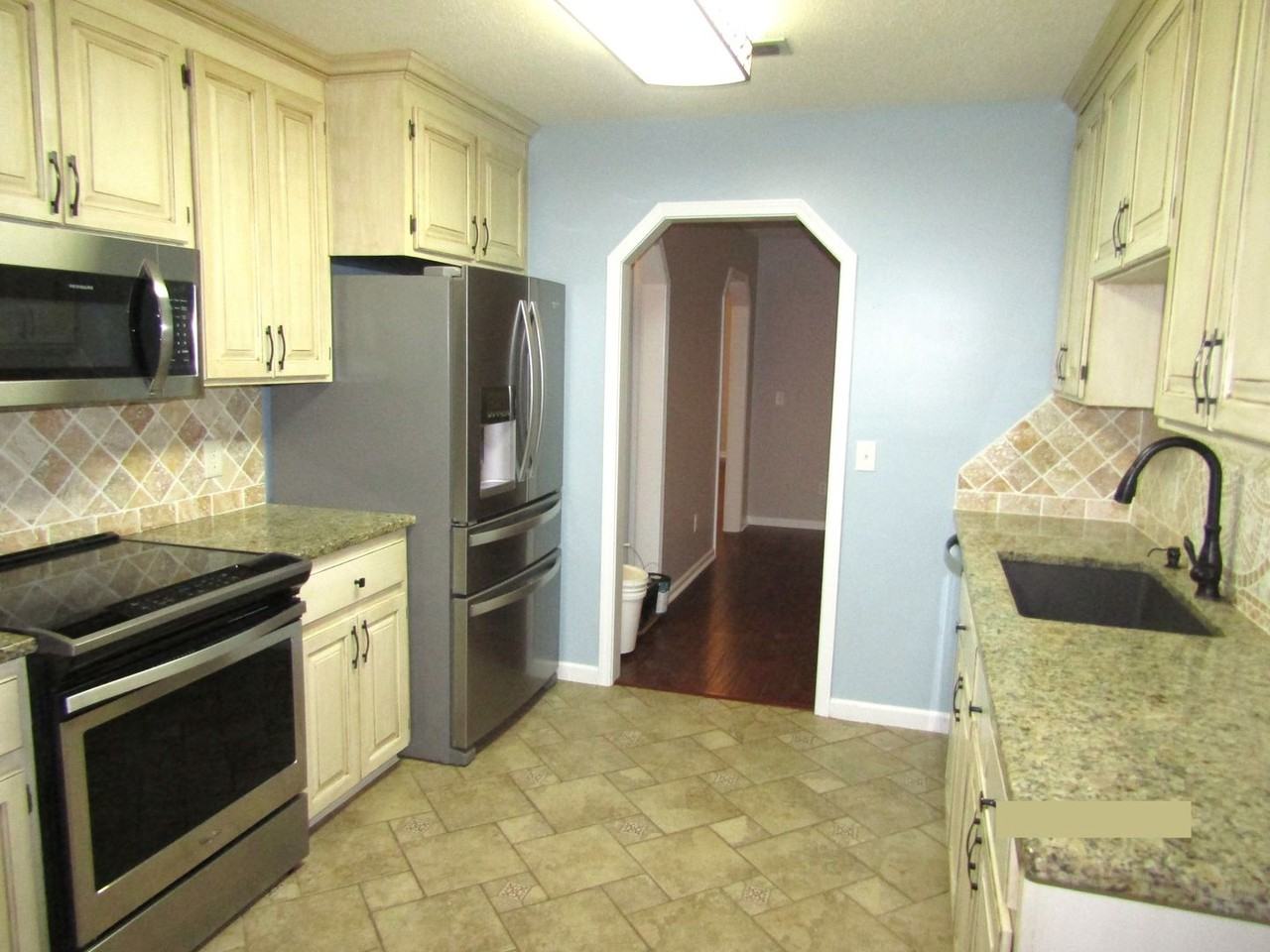 1980 Redhawk Dr - Photo 3 of 10