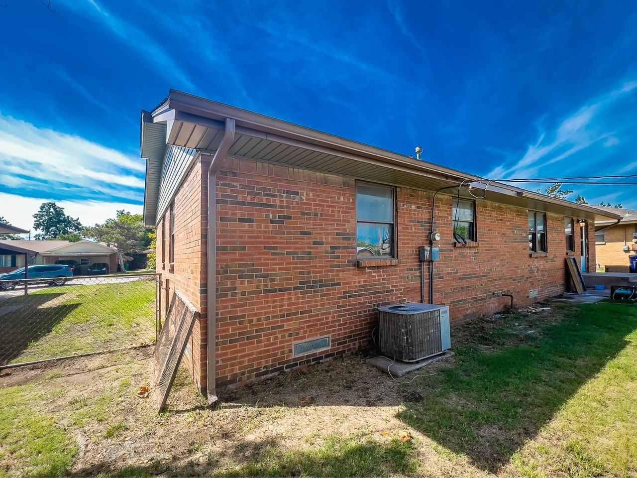 2113 Sw 68th St - Photo 5 of 34