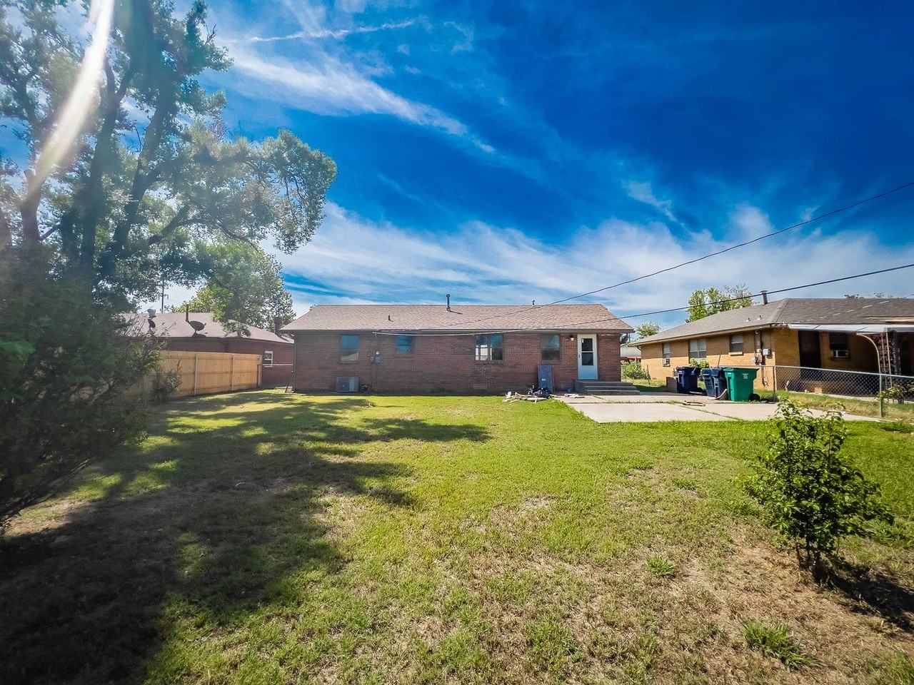 2113 Sw 68th St - Photo 2 of 34