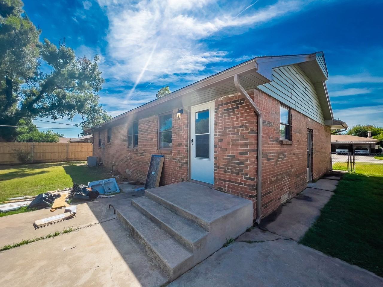 2113 Sw 68th St - Photo 3 of 34