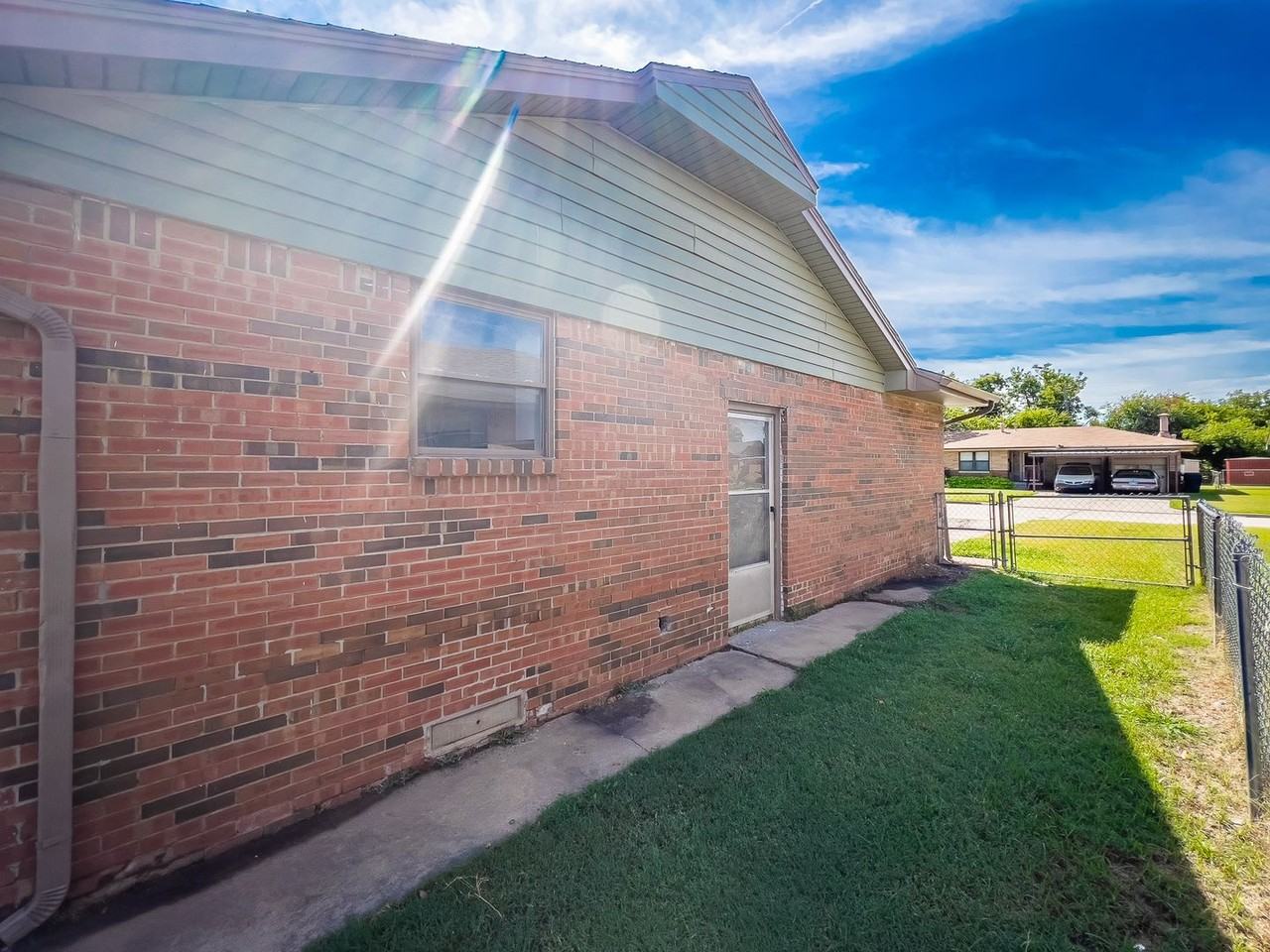 2113 Sw 68th St - Photo 4 of 34