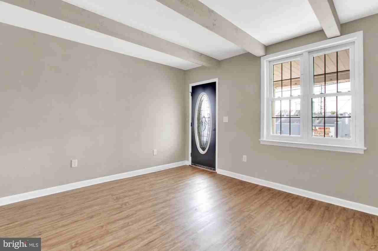 1584 W King St - Photo 3 of 25