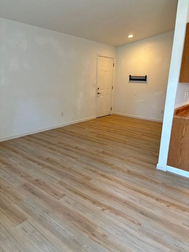754 W Oregon Ave - Photo 2 of 9
