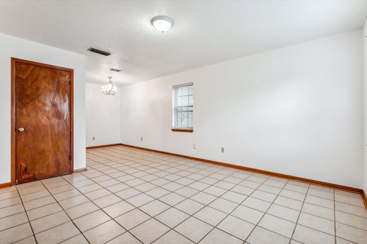 504 Farnell Ln - Photo 2 of 20