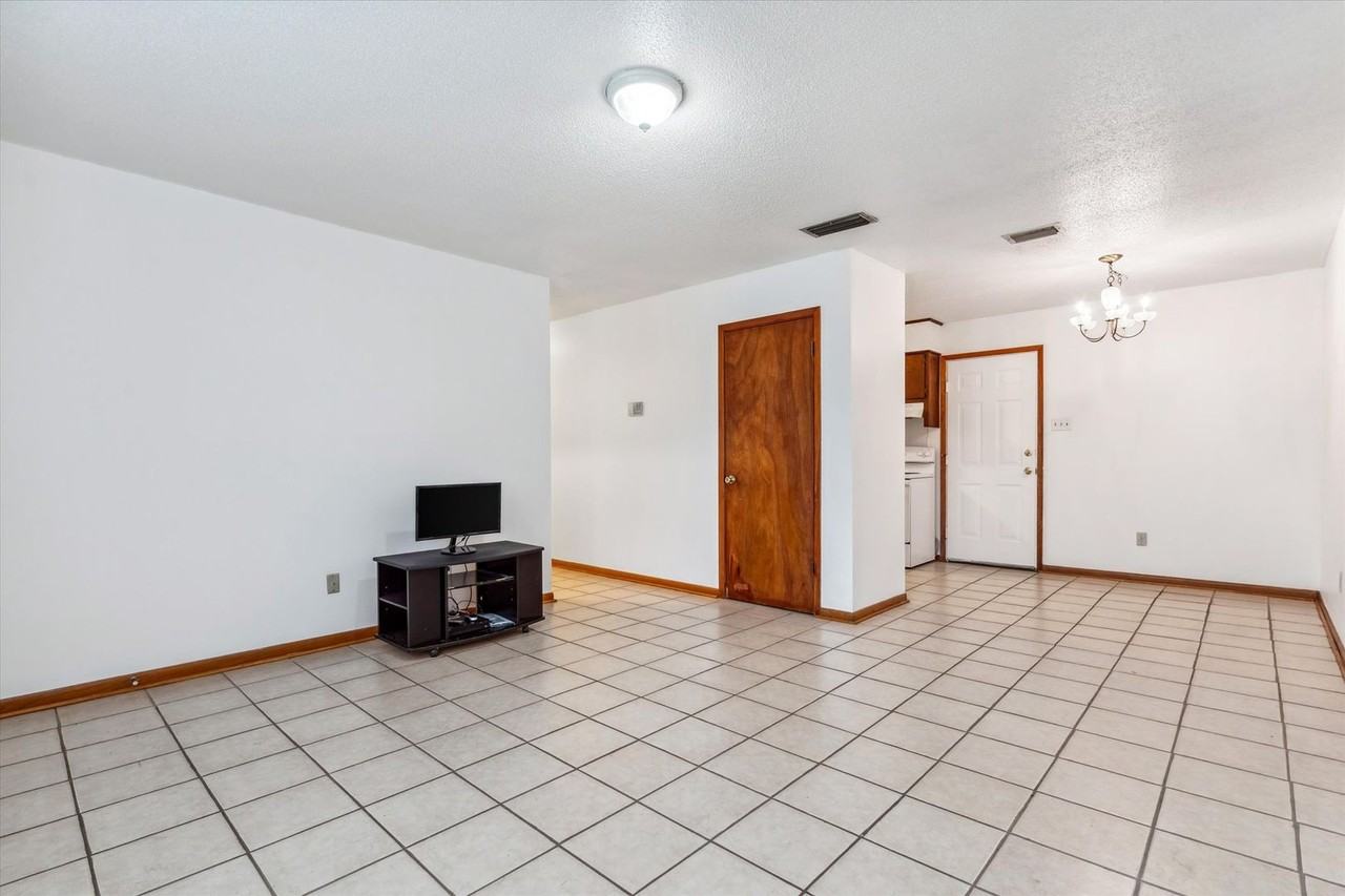 504 Farnell Ln - Photo 3 of 20