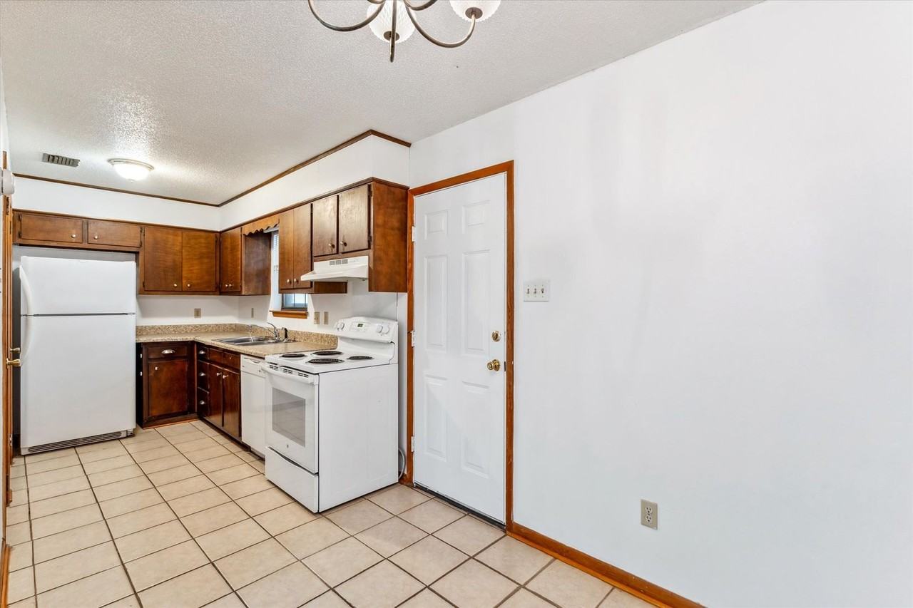 504 Farnell Ln - Photo 4 of 20