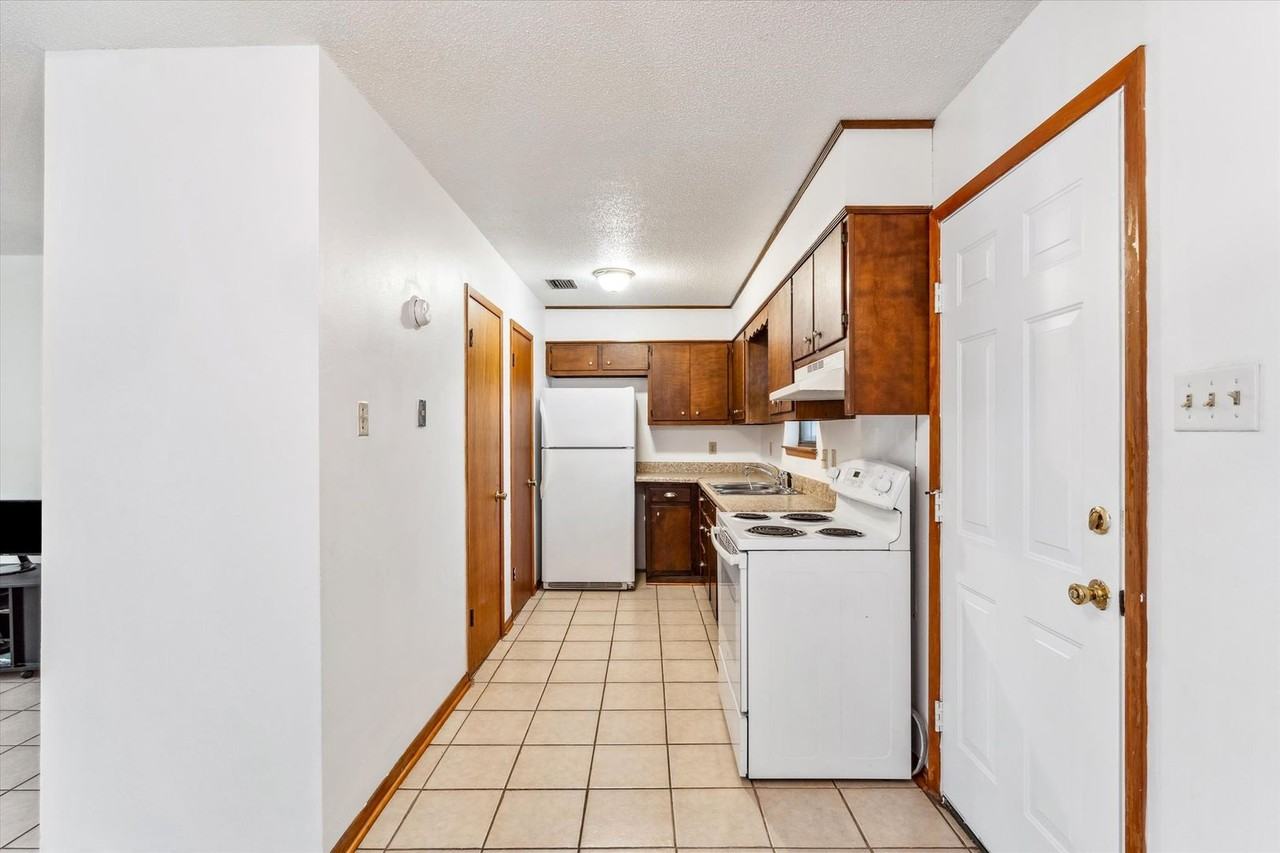504 Farnell Ln - Photo 5 of 20