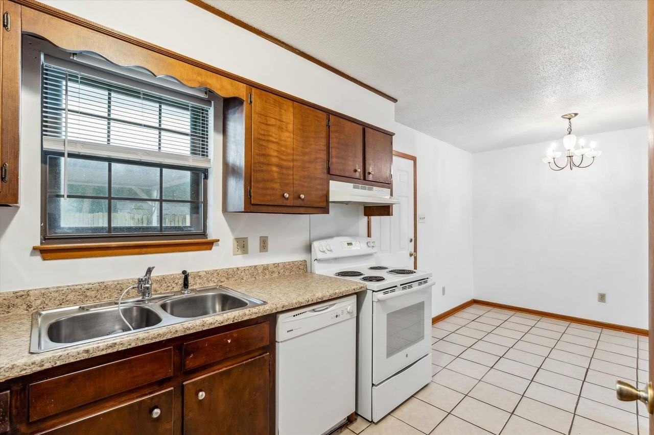 504 Farnell Ln - Photo 6 of 20