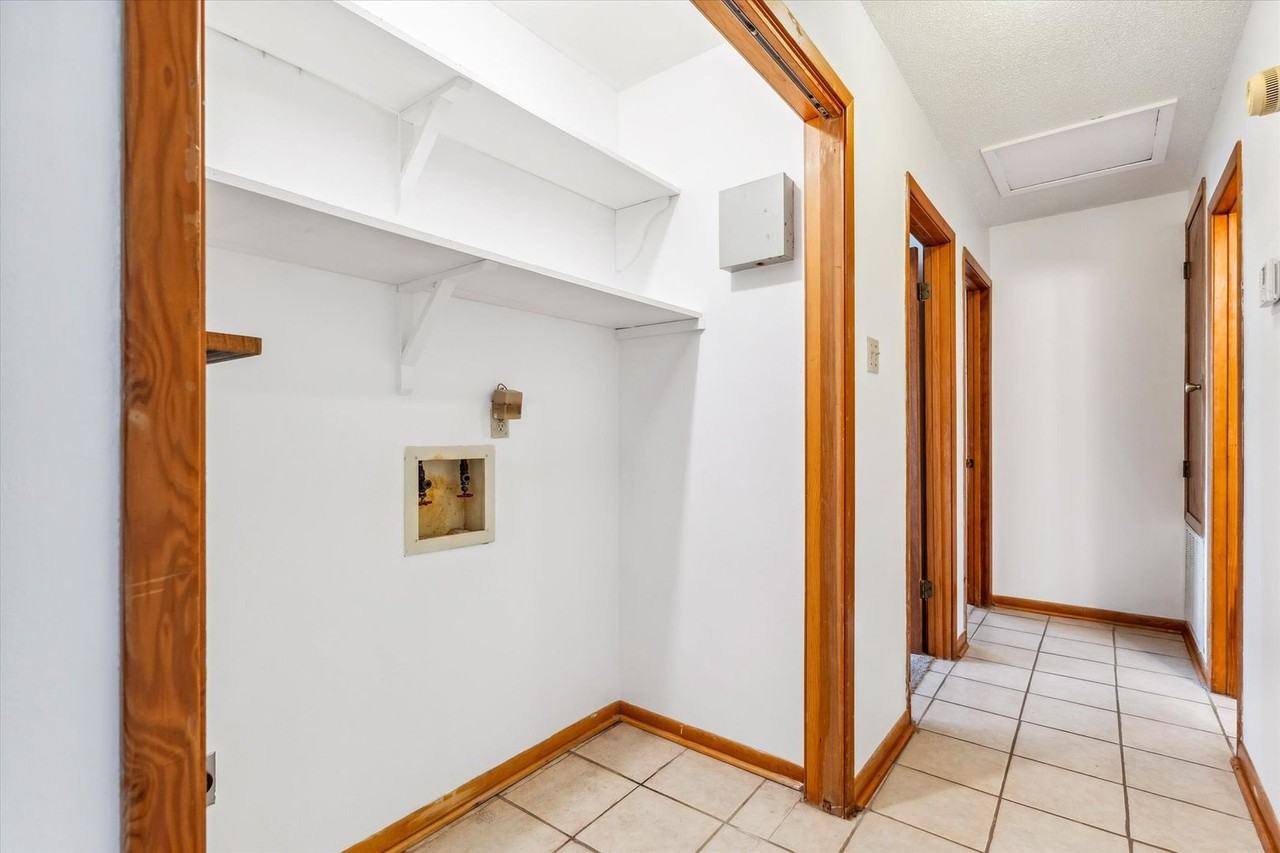 504 Farnell Ln - Photo 7 of 20