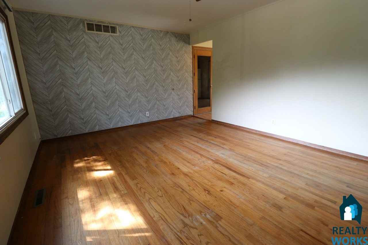 241 E Cherrywood Dr - Photo 2 of 12