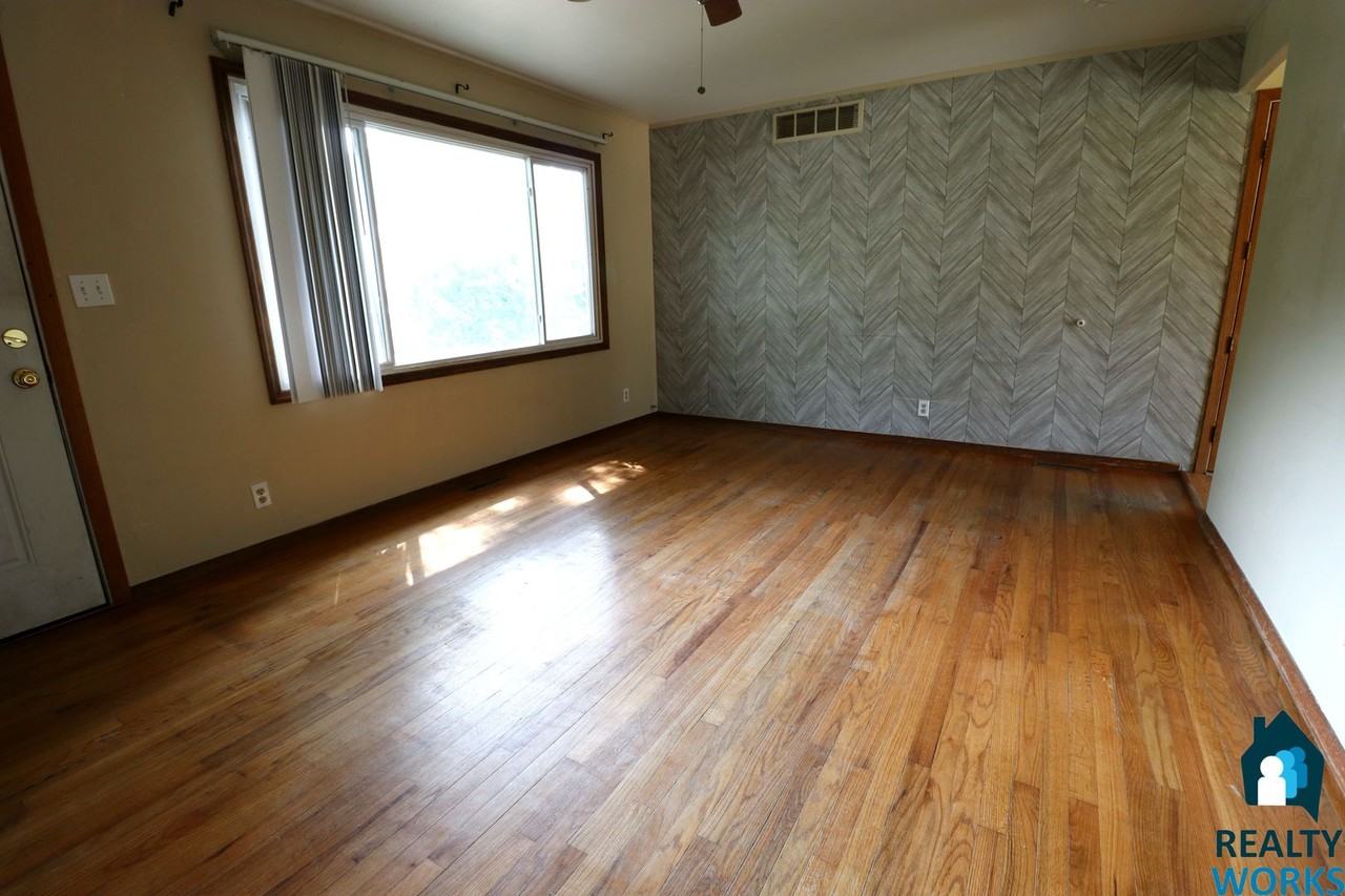 241 E Cherrywood Dr - Photo 3 of 12