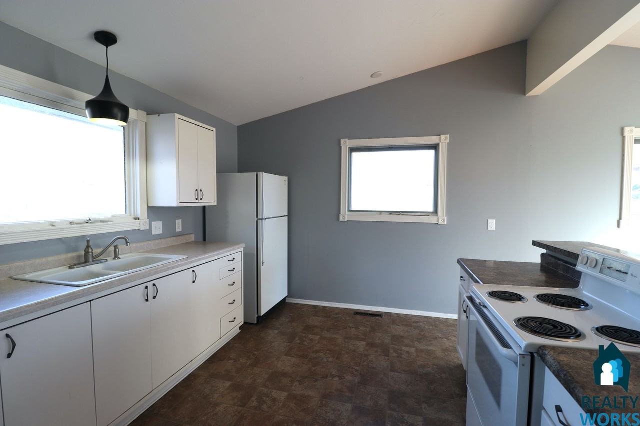 7515 Vine St - Photo 2 of 10
