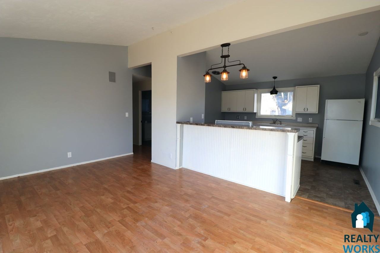 7515 Vine St - Photo 3 of 10