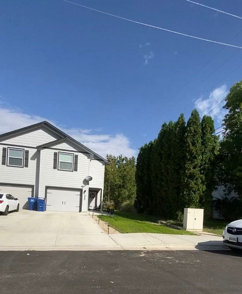 220 W Maple St - Photo 2 of 20