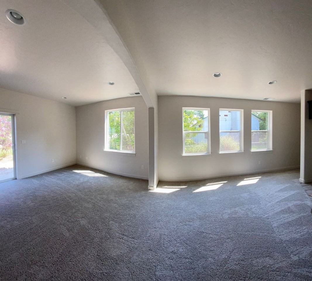 220 W Maple St - Photo 3 of 20